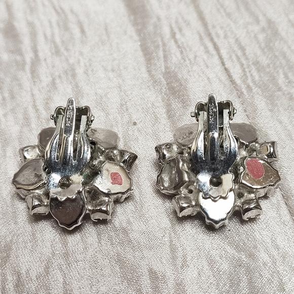 Unsigned Blazing Clear Silver Tone Rhinestone Vintage Clip Earrings Prong Set - Picture 7 of 14